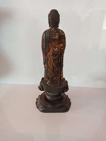 Skulptur des stehenden Buddha Amida auf einem Lotos-Sockel aus Holz mit Lackfassung - Foto 6
