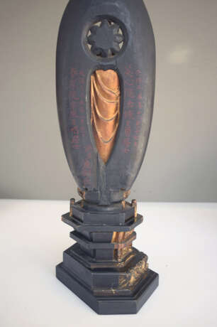 Figur des Kannon auf einem prächtigen Sockel vor einer Mandorla stehend, Holz mit Lackauflage und Vergoldung - фото 3