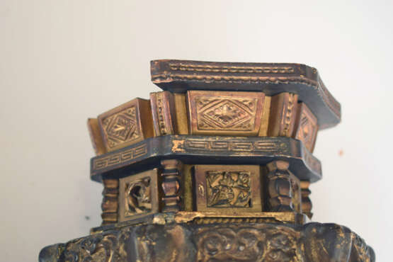 Figur des Kannon auf einem prächtigen Sockel vor einer Mandorla stehend, Holz mit Lackauflage und Vergoldung - фото 8