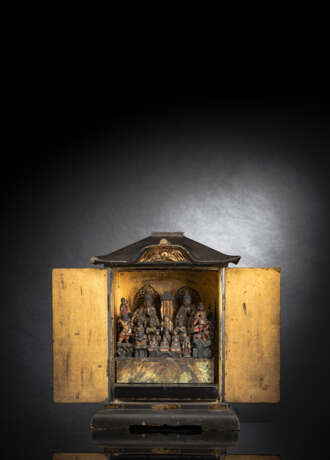Amida und zahlreichen Begleitern in farbig gefasstem Holz in einem Schrein mit Schwarzlackdekor - Foto 1