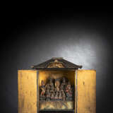 Amida und zahlreichen Begleitern in farbig gefasstem Holz in einem Schrein mit Schwarzlackdekor - фото 1