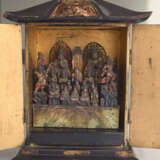 Amida und zahlreichen Begleitern in farbig gefasstem Holz in einem Schrein mit Schwarzlackdekor - Foto 3