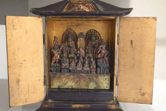 Amida und zahlreichen Begleitern in farbig gefasstem Holz in einem Schrein mit Schwarzlackdekor - фото 3