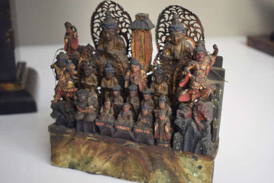 Amida und zahlreichen Begleitern in farbig gefasstem Holz in einem Schrein mit Schwarzlackdekor - фото 5
