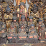 Amida und zahlreichen Begleitern in farbig gefasstem Holz in einem Schrein mit Schwarzlackdekor - фото 8