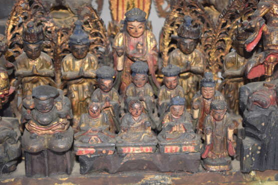 Amida und zahlreichen Begleitern in farbig gefasstem Holz in einem Schrein mit Schwarzlackdekor - Foto 8