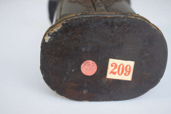 Zushi mit schwarzer Lackfassung und Zierbeschlägen aus Messing - Foto 6
