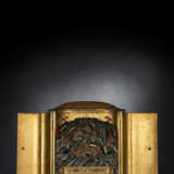Schrein mit 13 der 18 Rakan aus Holz mit farbiger Fassung, der Schrein mit Goldlackdekor und Kupferbeschlägen - Foto 1