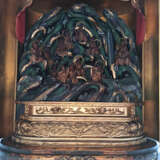 Schrein mit 13 der 18 Rakan aus Holz mit farbiger Fassung, der Schrein mit Goldlackdekor und Kupferbeschlägen - фото 7
