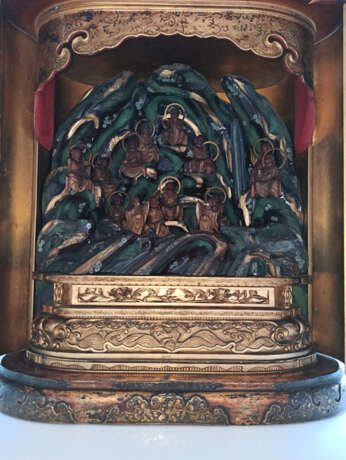 Schrein mit 13 der 18 Rakan aus Holz mit farbiger Fassung, der Schrein mit Goldlackdekor und Kupferbeschlägen - фото 7