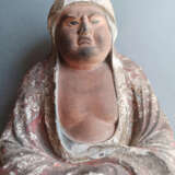 Skulptur des sitzenden Daruma mit Resten von Fassung - photo 4