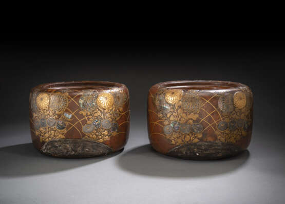 Paar Hibachi aus Holz mit feinem Goldlackdekor von Chrysanthemen, teils mit Aogai und Blei eingelegt - фото 1
