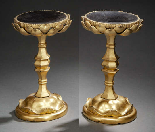 Paar Altarstände aus Holz mit goldener- und schwarzer -Lackfassung in Form von Lotosblüten - Foto 1