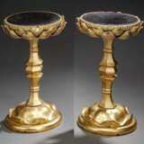Paar Altarstände aus Holz mit goldener- und schwarzer -Lackfassung in Form von Lotosblüten - фото 1