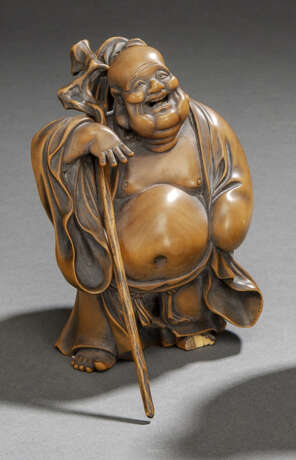 Okimono des Hotei aus Buchsbaum stehend dargestellt mit knorrigem Wanderstab - фото 1
