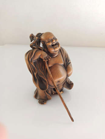 Okimono des Hotei aus Buchsbaum stehend dargestellt mit knorrigem Wanderstab - Foto 2