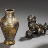 Vase aus Eisen mit Gold- und Silbereinlagen im Komai-Stil, dazu Shishi aus Bronze - photo 1
