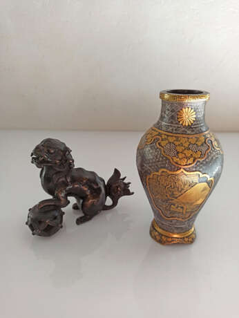 Vase aus Eisen mit Gold- und Silbereinlagen im Komai-Stil, dazu Shishi aus Bronze - Foto 5