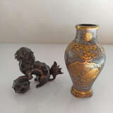 Vase aus Eisen mit Gold- und Silbereinlagen im Komai-Stil, dazu Shishi aus Bronze - photo 5