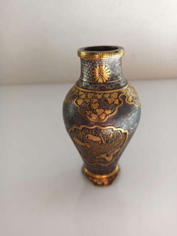 Vase aus Eisen mit Gold- und Silbereinlagen im Komai-Stil, dazu Shishi aus Bronze - photo 6