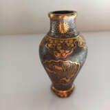 Vase aus Eisen mit Gold- und Silbereinlagen im Komai-Stil, dazu Shishi aus Bronze - фото 6