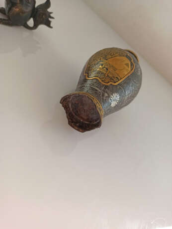 Vase aus Eisen mit Gold- und Silbereinlagen im Komai-Stil, dazu Shishi aus Bronze - Foto 7