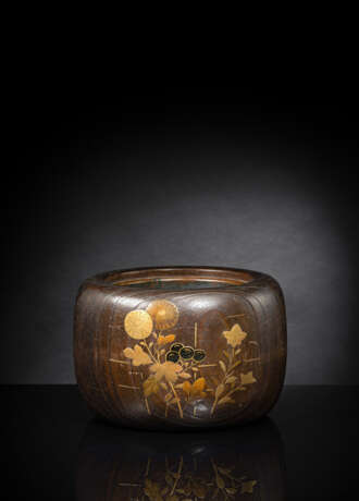 Hibachi mit Herbstblüten aus Keyaki-Holz, gebürstet mit Goldlack. Innen Einsatz aus Kupferblech - photo 1