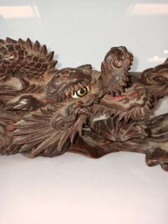 Zierleiste aus Holz mit geschnitztem Dekor eines sich windenden Drachens zwischen Gischt teils mit roter Farbe akzentuiert, die Augen mit Glas eingelegt - photo 3