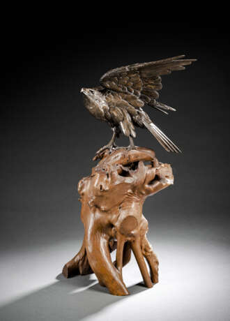 Bronze eines Adlers auf einem Stand aus Wurzelholz - Foto 1