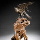 Bronze eines Adlers auf einem Stand aus Wurzelholz - Foto 1