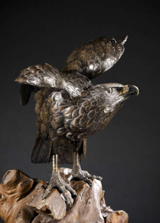Bronze eines Adlers auf einem Stand aus Wurzelholz - photo 2