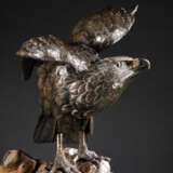 Bronze eines Adlers auf einem Stand aus Wurzelholz - photo 2