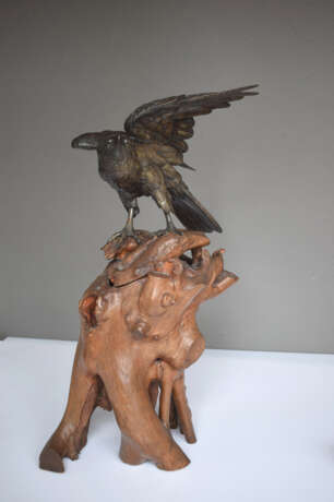Bronze eines Adlers auf einem Stand aus Wurzelholz - фото 3
