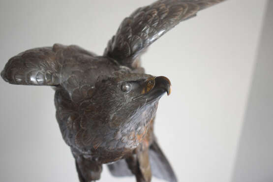 Bronze eines Adlers auf einem Stand aus Wurzelholz - photo 4