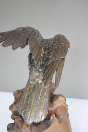 Bronze eines Adlers auf einem Stand aus Wurzelholz - Foto 7