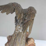 Bronze eines Adlers auf einem Stand aus Wurzelholz - Foto 7