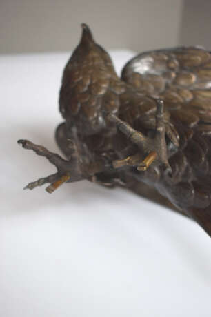 Bronze eines Adlers auf einem Stand aus Wurzelholz - Foto 8