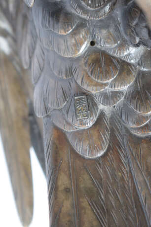 Bronze eines Adlers auf einem Stand aus Wurzelholz - Foto 9