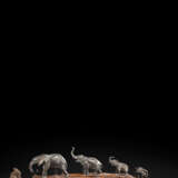 Elefanten-Prozession über einen großen Stamm aus Wurzelholz - фото 1
