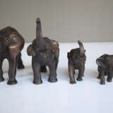 Elefanten-Prozession über einen großen Stamm aus Wurzelholz - фото 18