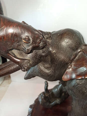 Gruppe aus Bronze mit Darstellung eines trompetenden Elefanten beim Angriff von drei Tigern - Foto 6