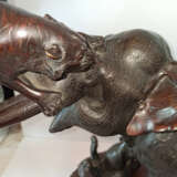 Gruppe aus Bronze mit Darstellung eines trompetenden Elefanten beim Angriff von drei Tigern - photo 6