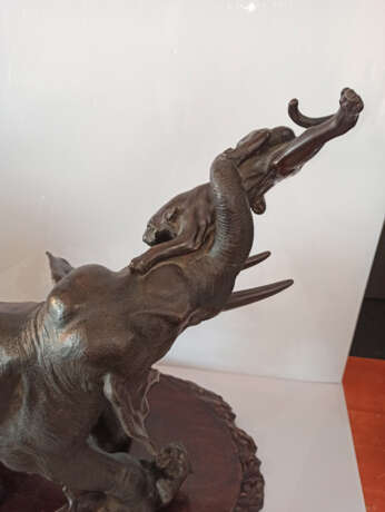 Gruppe aus Bronze mit Darstellung eines trompetenden Elefanten beim Angriff von drei Tigern - Foto 7