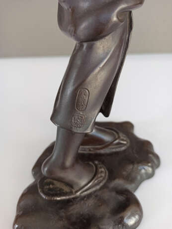 Bronze einer stehenden, jungen Bäuerin - Foto 4