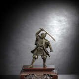 Bronze eines Samurai auf einem Holzstand - Foto 1