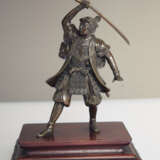 Bronze eines Samurai auf einem Holzstand - Foto 2