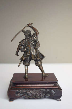 Bronze eines Samurai auf einem Holzstand - Foto 3