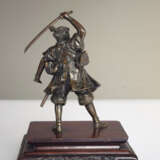 Bronze eines Samurai auf einem Holzstand - Foto 3