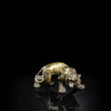 Bronze eines geduckten, brüllenden Tigers - Foto 1