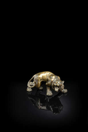 Bronze eines geduckten, brüllenden Tigers - photo 1
